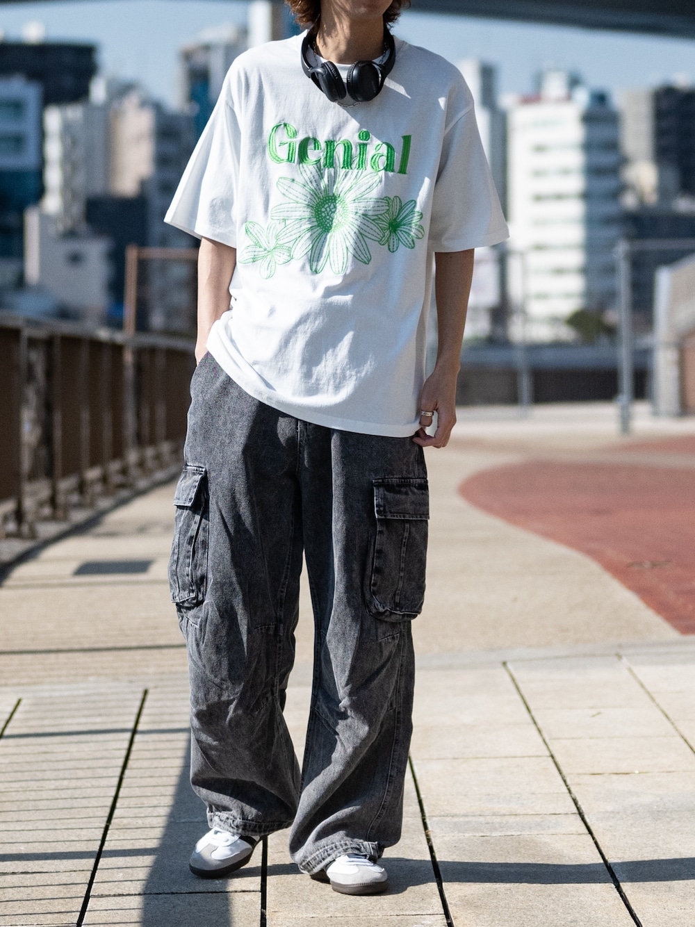 「カーゴパンツ、韓国ファッション、春夏コーデ、ヘッドホン、お出かけコーデ、Tシャツ、デニム、スニーカー、johnscloset、adidas」｜「JOHN'S CLOSETの【i】12ozデニム イージーワイドカーゴパンツ（デニムパンツ、ブラック系）」を使った、ますさん（メンズ・177cm）の春コーディネートの1枚目の写真