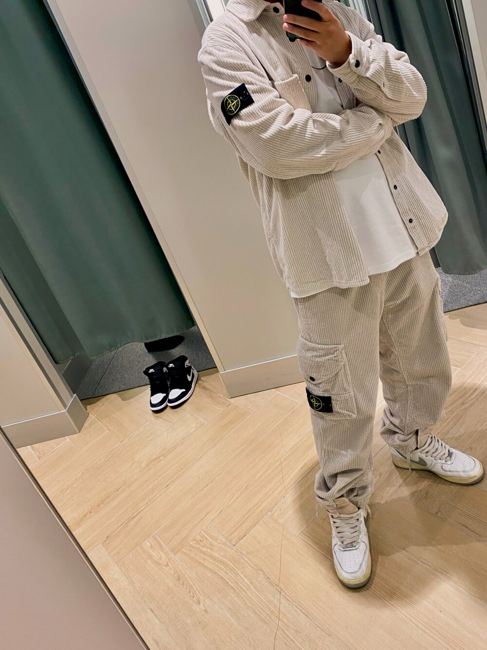 STONE ISLANDのパンツ（ベージュ系）を使った人気ファッション