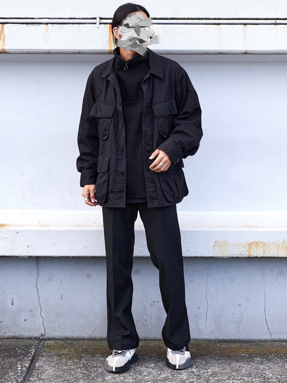 ブラック系のその他パンツを着用したメンズの秋コーディネートの1枚目の写真