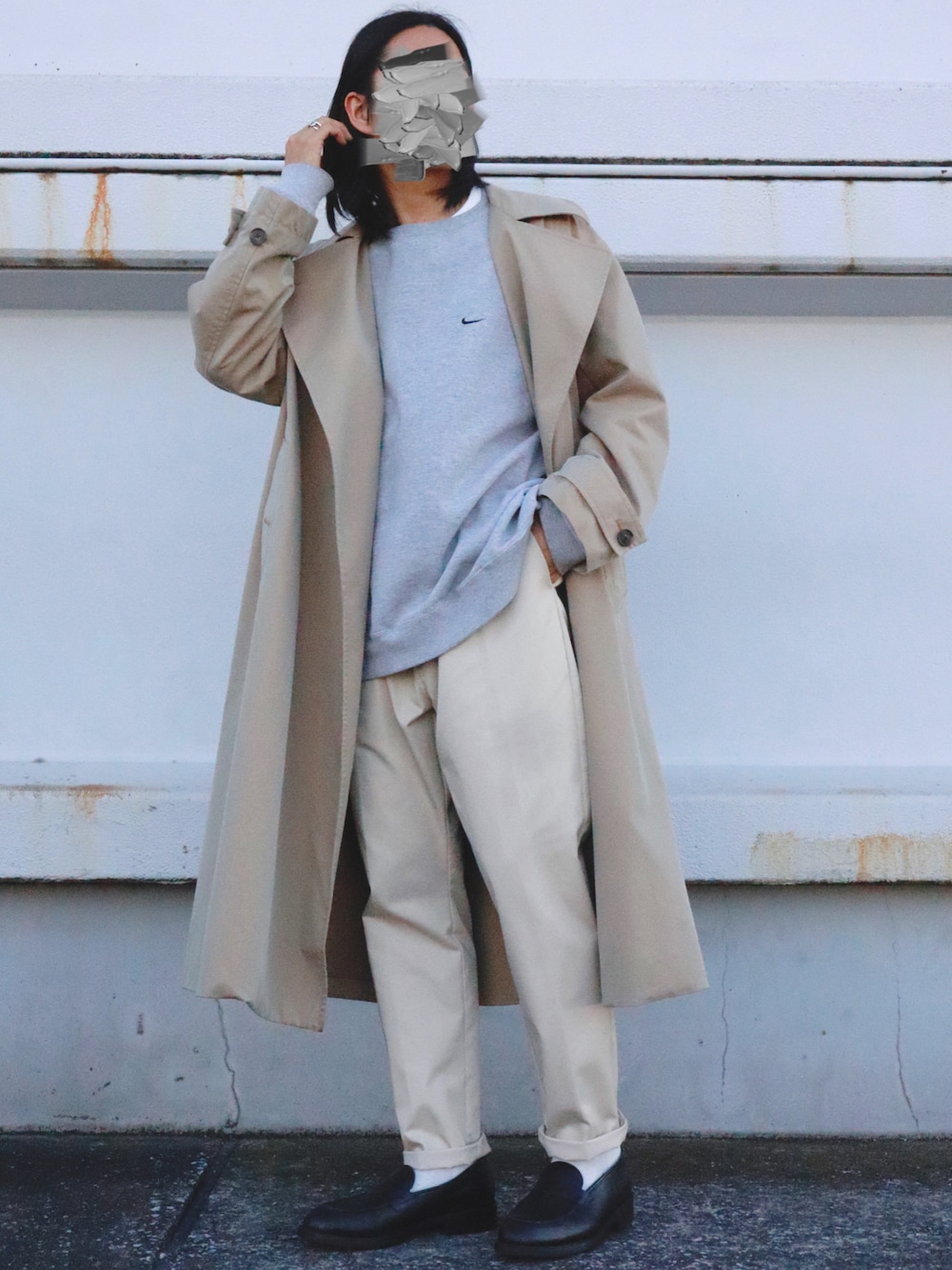 「古着、スウェット、トレンチコート、ベージュ、革靴、古着MIX、きれいめカジュアル、ootd、ゆるコーデ、秋冬コーデ」｜「UNIVERSAL OVERALLのUNIVERSAL OVERALL/ユニバーサルオーバーオール TAPERED テーパードチノパン（チノパンツ、ホワイト系）」を使った、Ta93さん（メンズ・170cm）の秋コーディネートの1枚目の写真