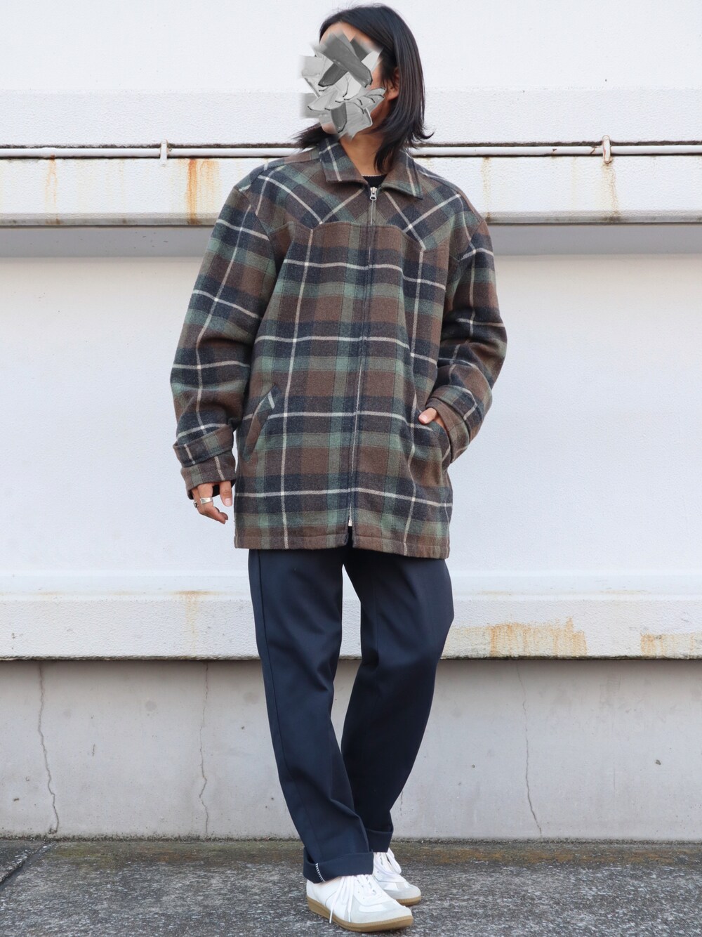 「古着、ビッグシルエット、ストリート、アースカラー、古着MIX、スケータースタイル、ストリートMIX、古着コーデ、秋コーデ、チェック柄に恋してる」｜「DickiesのDickies/ディッキーズ THE ORIGINAL 874 ワイドチノパンツ（チノパンツ、ブルー系）」を使った、Ta93さん（メンズ・170cm）の秋コーディネートの1枚目の写真
