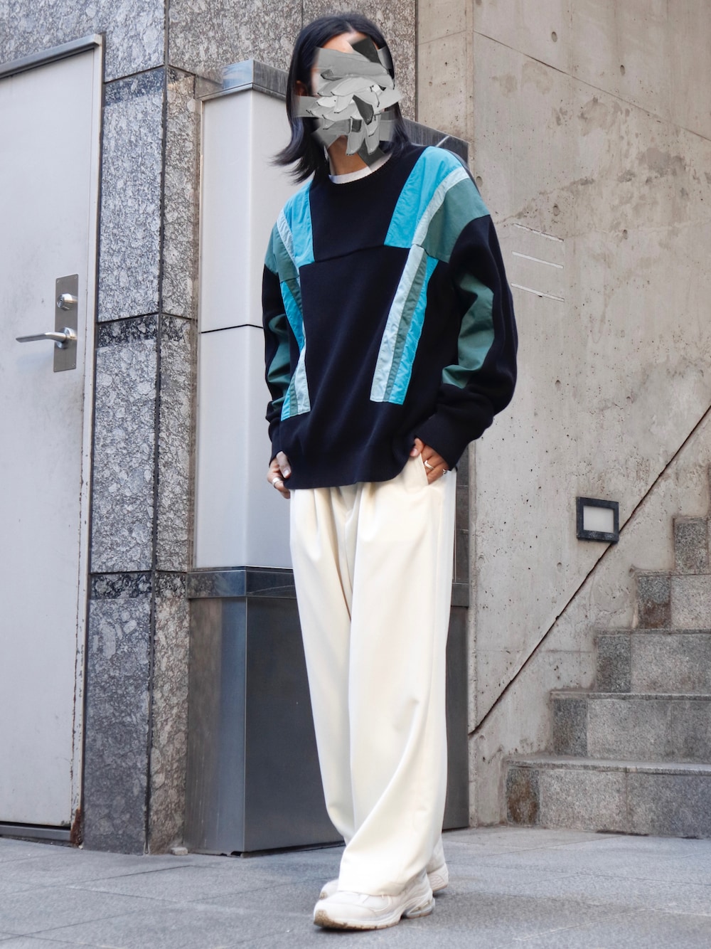 「スニーカー、ニット、グリーン、スニーカーコーデ、ワイドパンツ、モード、シンプルコーデ、モードストリート、カジュアルコーデ、お洒落さんとつながりたい」｜「MONO-MARTのTRストレッチ タックワイドスラックスパンツ 2021-2022 WINTER（スラックス、ホワイト系）」を使った、Ta93さん（メンズ・170cm）の秋コーディネートの1枚目の写真