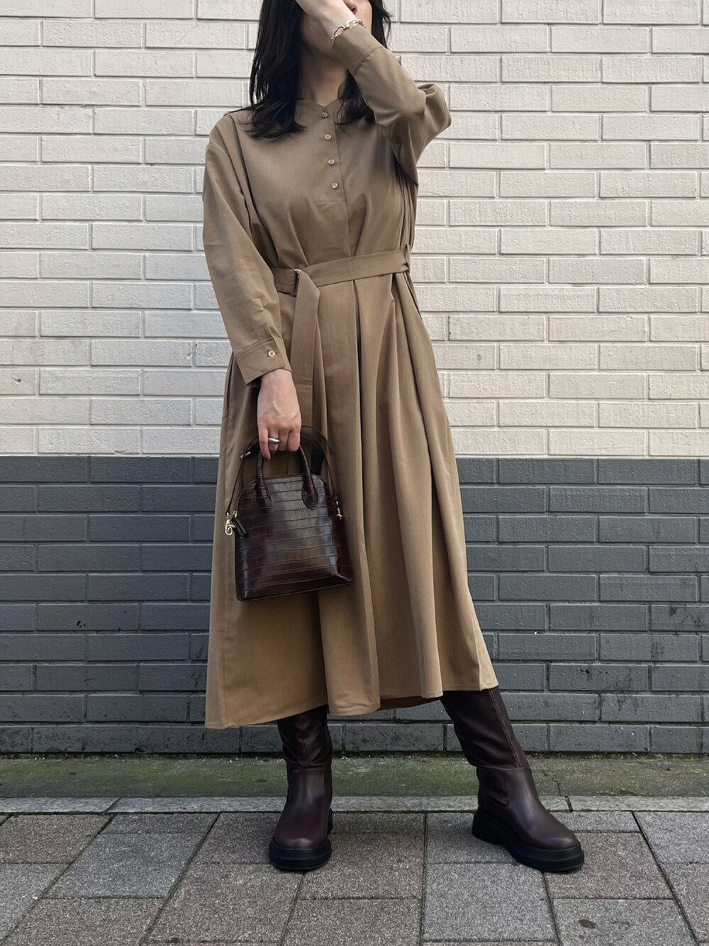 「ワンピース、秋のコーデ、大人コーデ、きれいめカジュアル、ootd、ロングワンピース、ゆったりコーデ、高身長コーデ、164cm、いいね、save、フォローお願いします🤑、crie conforto、だから秋服が好き」｜「crie confortoの縦型ミニボストン（ショルダーバッグ、ブラウン系）」を使った、MOEKO.さん（レディース・164cm）の秋コーディネートの1枚目の写真