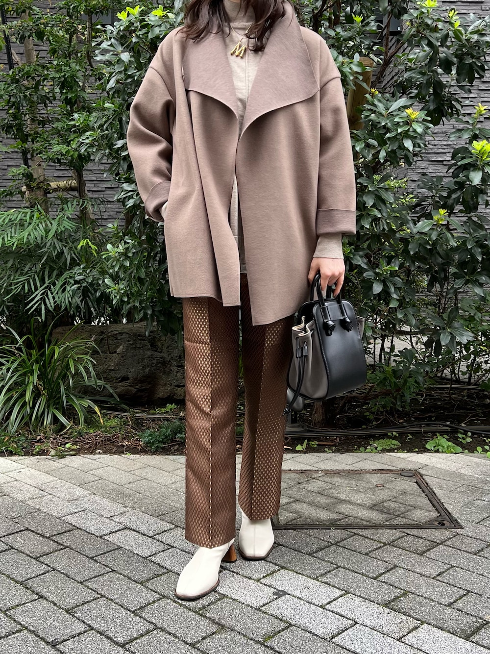 「秋冬コーデ、オトナカジュアル、秋服、おしゃれさんと繋がりたい、ショートブーツ、タートルネックニット、アウター、ブラウンコーデ、crie conforto」｜「crie confortoのビッグカラージャージーラップコート（その他アウター、グリーン系）」を使った、MOEKO.さん（レディース・164cm）の秋コーディネートの1枚目の写真