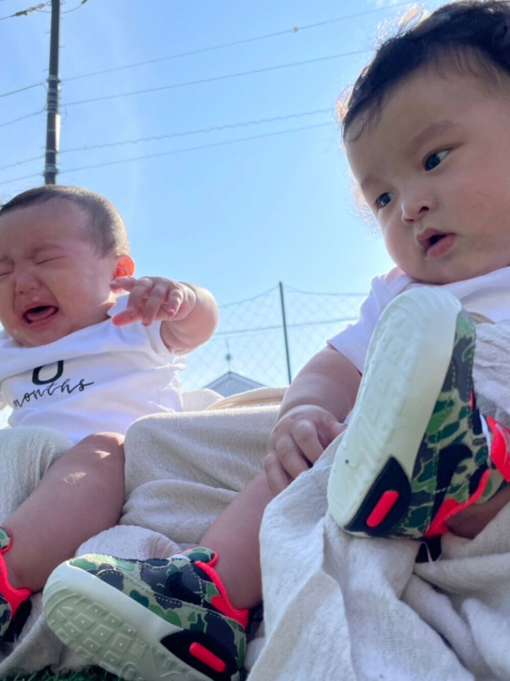 「NIKE、双子、双子コーデ、NIKE AIR MAX、NIKEスニーカー、０歳、6ヶ月、0歳6ヶ月」｜「NIKEのアイテム（スニーカー、グリーン系）」を使った、hasiii5さん（キッズ・70cm）の秋コーディネートの1枚目の写真