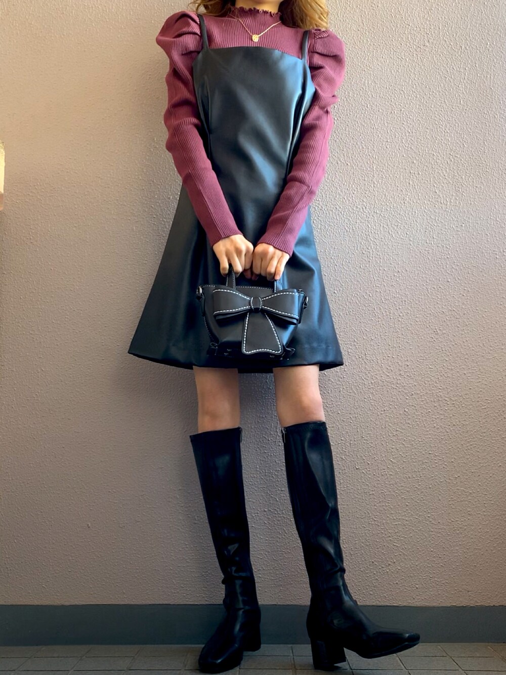 「シンプルコーデ、冬、ブラック、ワンピース、レザー、ブーツ、シンプル、低身長コーデ、休日コーデ、休日スタイル、今日のコーデ、低身長、ロングブーツ、GRL、ニット」｜「GRLのアイテム（ニット/セーター、ピンク系）」を使った、himmelさん（レディース・150cm）の冬コーディネートの1枚目の写真
