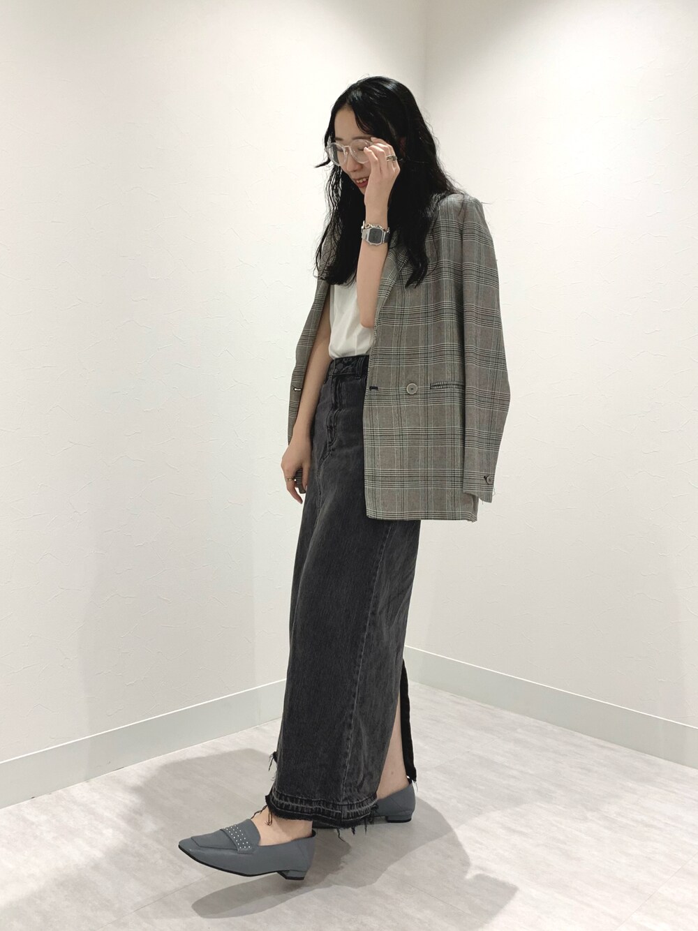 グレー系のローファーを着用したレディースの秋コーディネートの1枚目の写真
