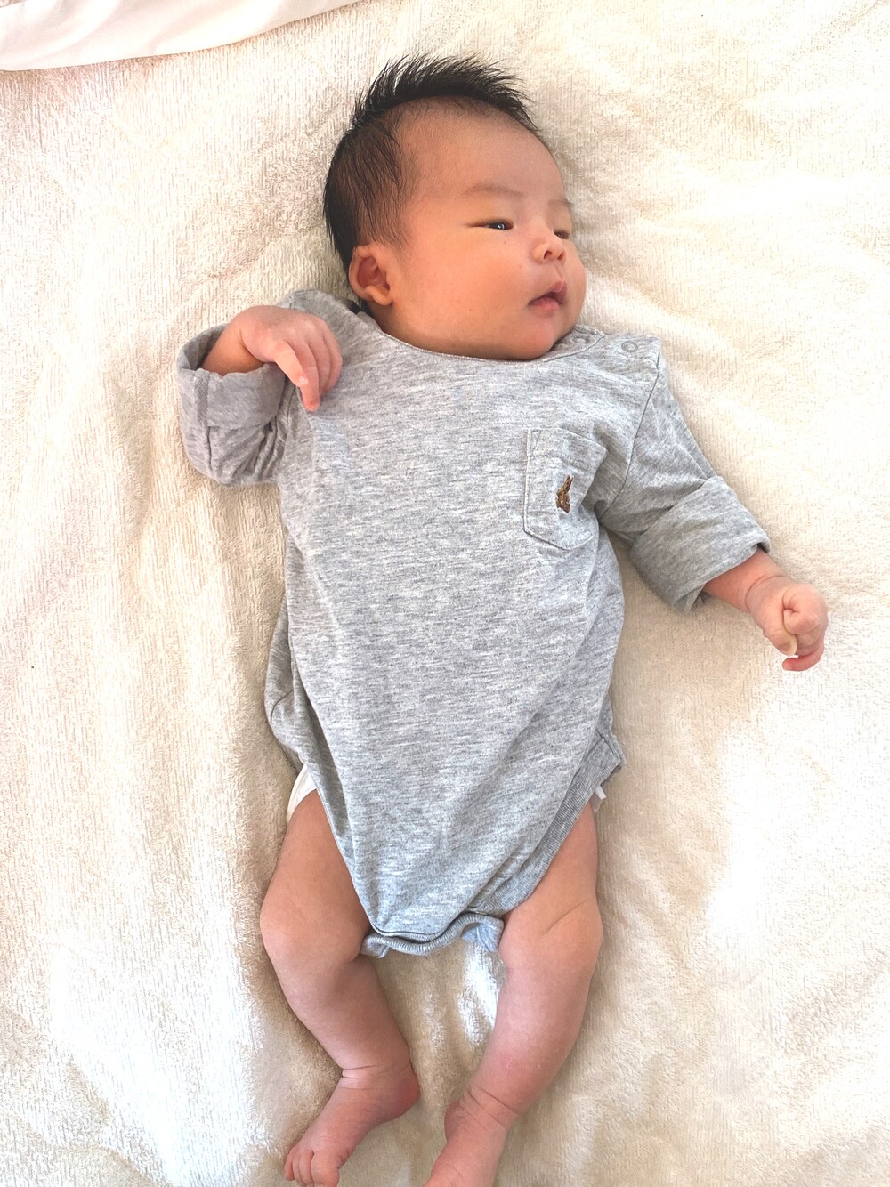 「GAP、GAPbaby、秋コーデ、だから秋服が好き、グレー、シンプル、男の子、新生児、あかちゃんコーデ、赤ちゃん、生後20日」｜「GAPのBrannan pocket bodysuit (ベビー)（ロンパース、グレー系）」を使った、kumipoohさん（キッズ・50cm）の秋コーディネートの1枚目の写真