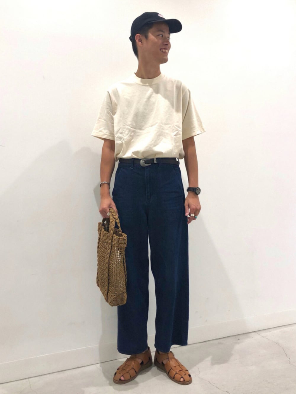 ホワイト系のTシャツ/カットソー、ブルー系のその他パンツ、ブラウン系のトートバッグを着用したメンズの夏コーディネートの1枚目の写真