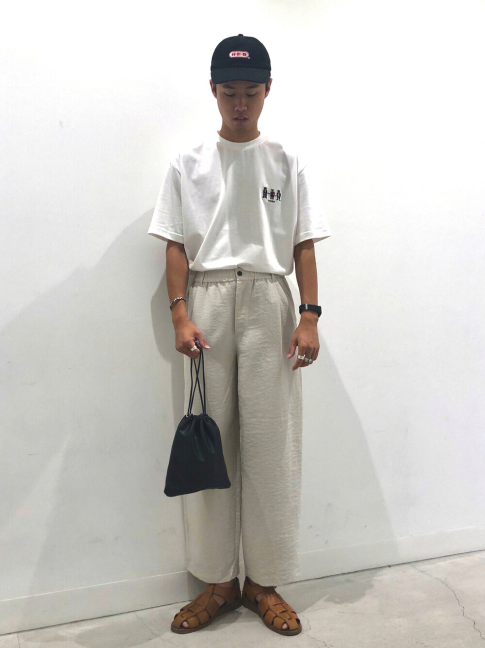 ホワイト系のTシャツ/カットソー、ホワイト系のその他パンツ、ブラック系のバックパック/リュックを着用したメンズの夏コーディネートの1枚目の写真