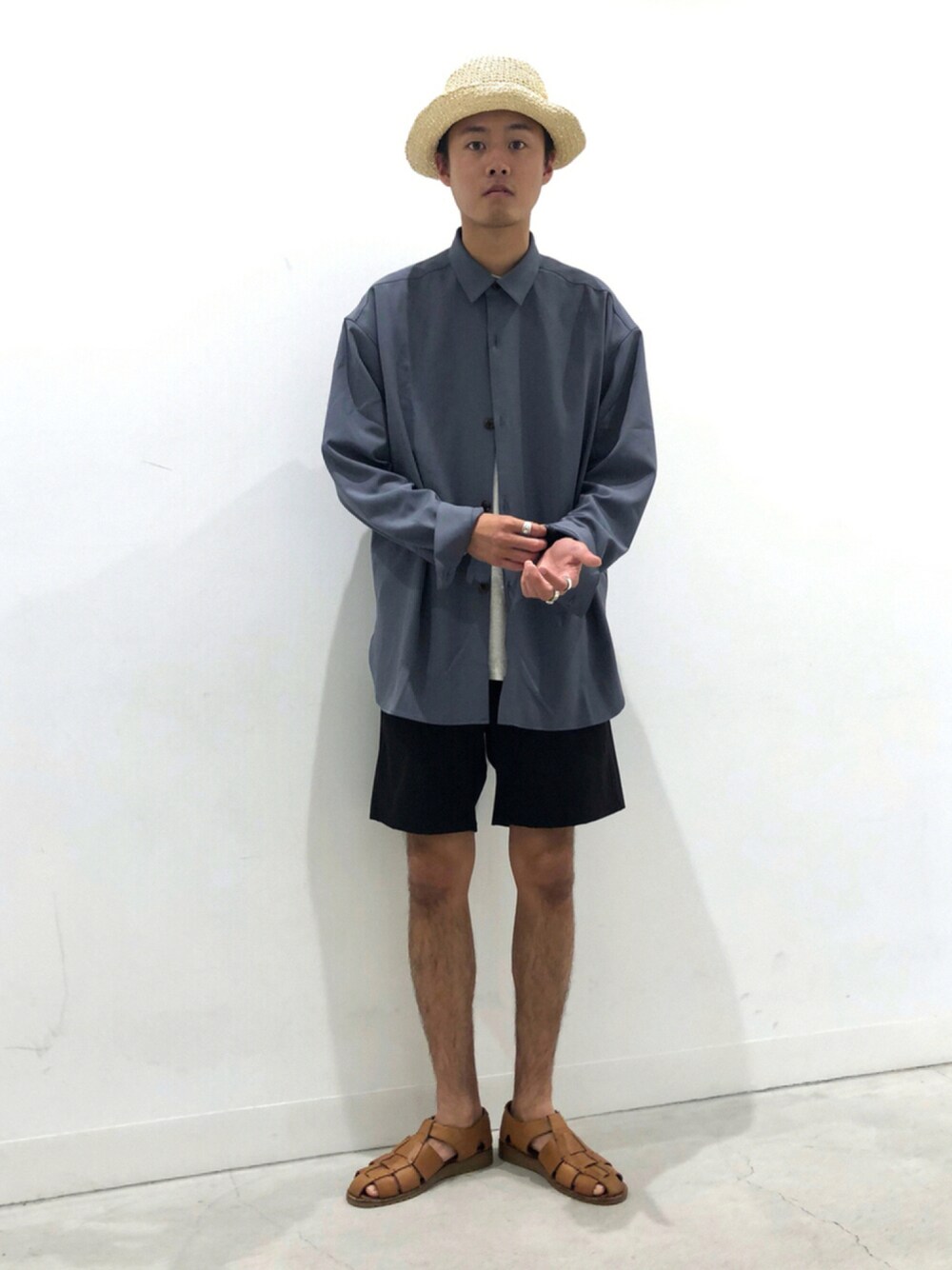 ブルー系のシャツ/ブラウス、ブラック系のその他パンツ、ベージュ系のハットを着用したメンズの夏コーディネートの1枚目の写真