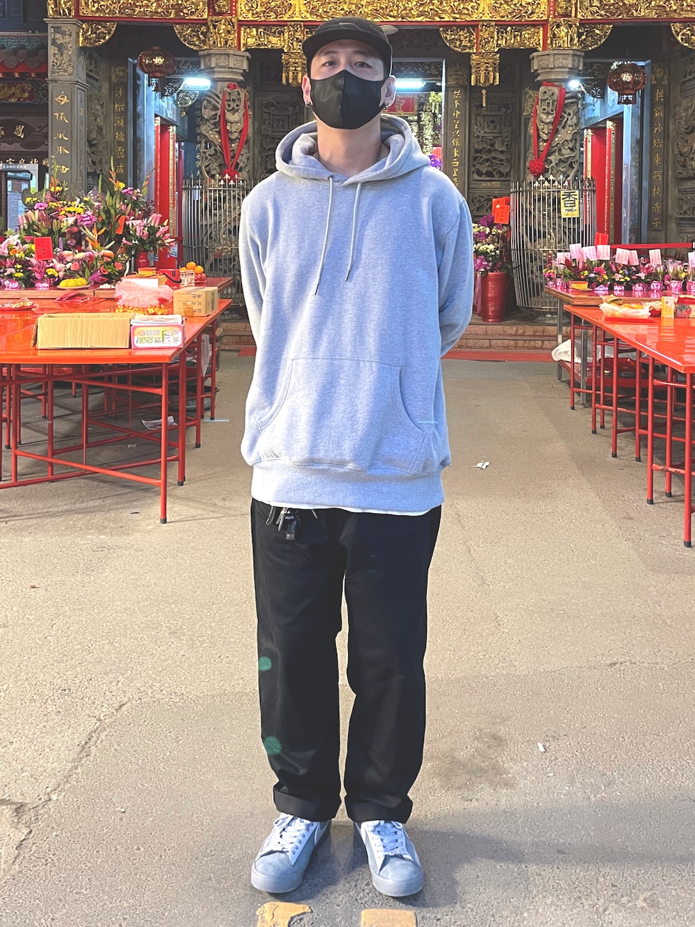 ブラック系のチノパンツ、グレー系のスニーカー、グレー系のトップスを着用したメンズの冬コーディネートの1枚目の写真