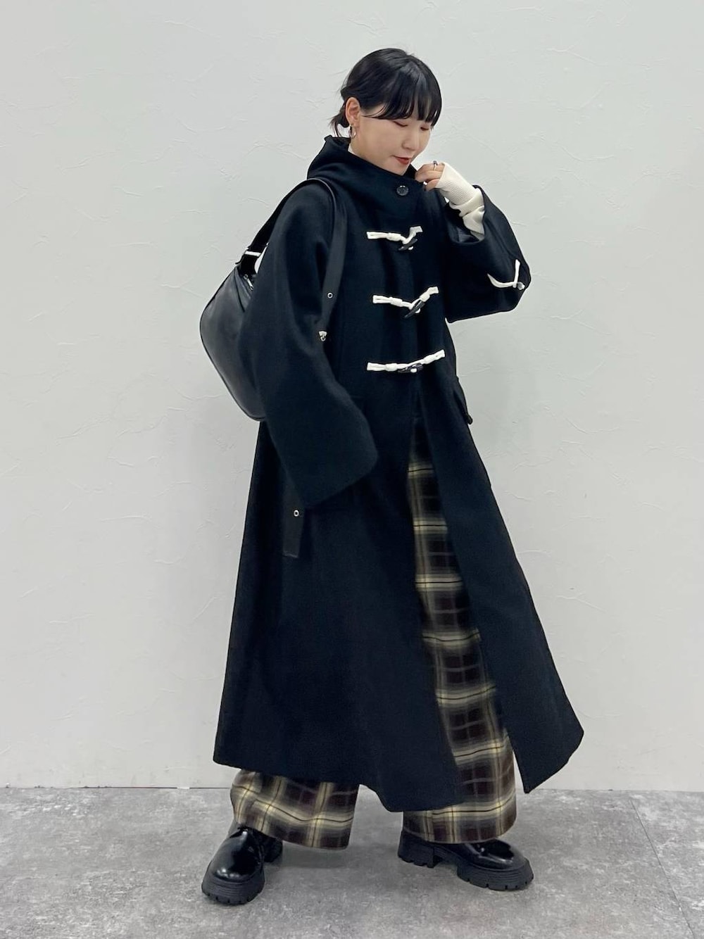 「アウター、カジュアル、体型カバー、PAGEBOY、PAGEBOYLIM、骨格ストレート_PAGEBOY、クールカジュアル_PAGEBOY、冬コーデ」｜「PAGEBOYのダッフルコート（ダッフルコート、ブラック系）」を使った、Naoさん（レディース・159cm）の冬コーディネートの1枚目の写真