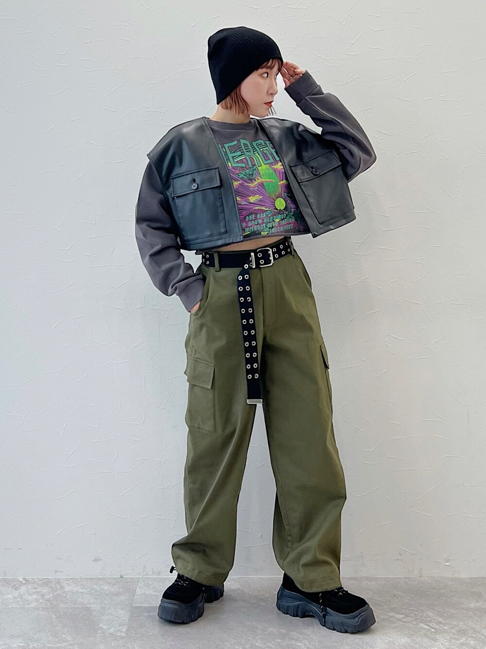 「パンツスタイル、ショート丈トップス、ワイドパンツ、カーゴパンツ、ストリート、スウェット、モード、モードストリート、レイヤードスタイル、カーキ、ニット帽、グリーン、クール、PAGEBOY」｜「PAGEBOYのスプリングモッズコート（モッズコート、グリーン系）」を使った、Naoさん（レディース・159cm）の冬コーディネートの1枚目の写真