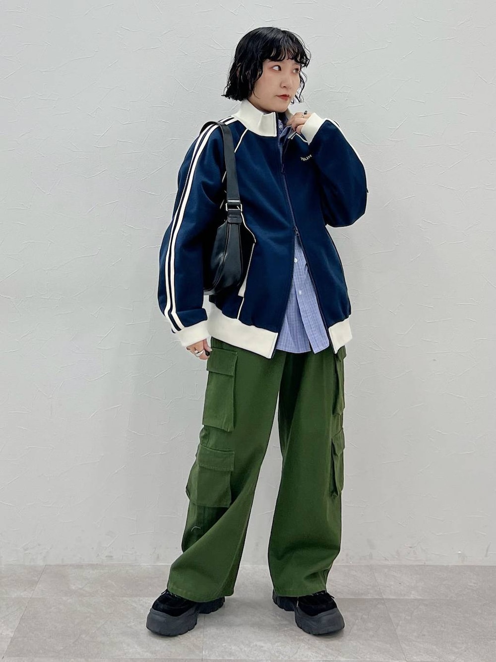 「カジュアル、ユニセックス、メンズライク、楽ちんコーデ、PAGEBOY、PBLIM、骨格ストレート_PAGEBOY、骨格ストレート、クールカジュアル_PAGEBOY」｜「PBLIMのPAGEBOYLIM/アソートユーティリティシャツ（シャツ/ブラウス、ブルー系）」を使った、Naoさん（レディース・159cm）の春コーディネートの1枚目の写真