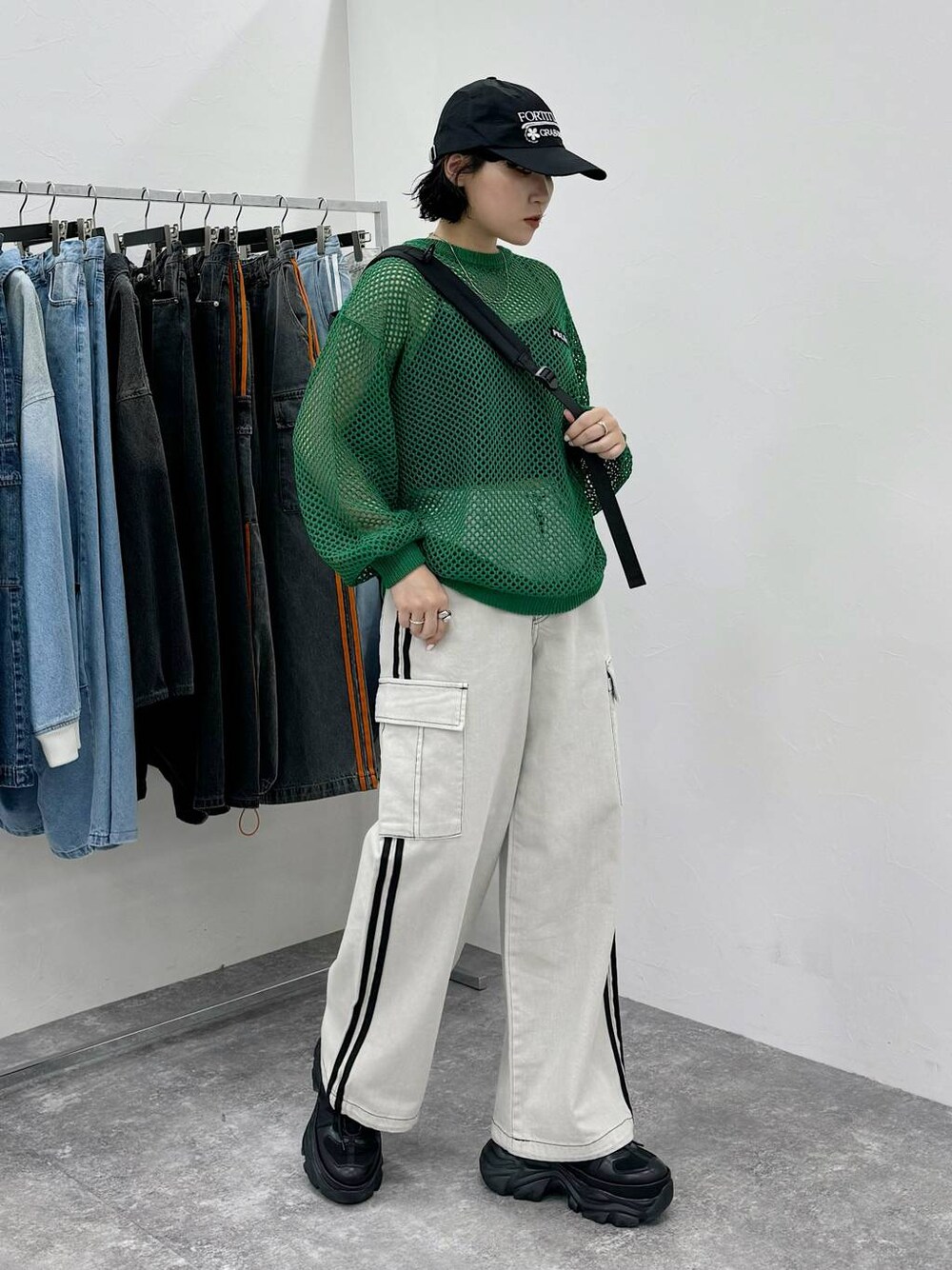 「カジュアル、メンズライク、ユニセックス、ストリート、楽ちんコーデ、体型カバー、PAGEBOY、PBLIM、骨格ストレート_PAGEBOY、クールカジュアル_PAGEBOY」｜「PAGEBOYのプラットチャンキースニーカー（スニーカー、ブラック系）」を使った、Naoさん（レディース・159cm）の春コーディネートの1枚目の写真