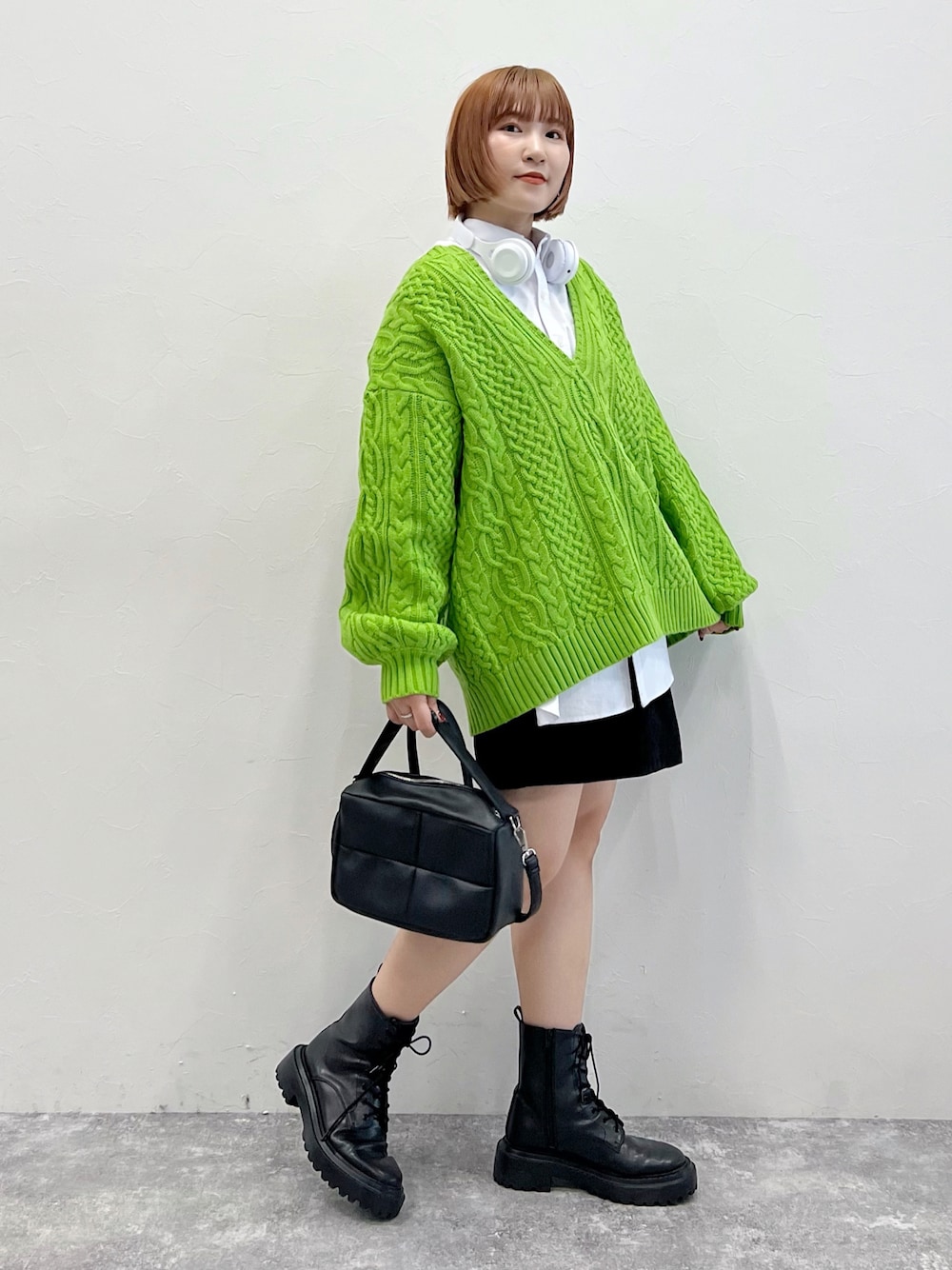 ホワイト系のシャツ/ブラウス、グリーン系のニット/セーター、ブラック系のその他パンツを着用したレディースの秋コーディネートの1枚目の写真