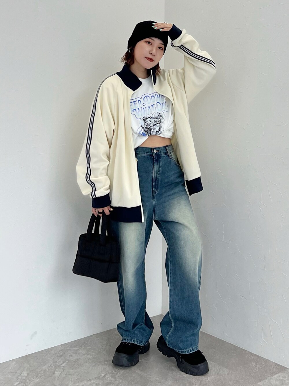 「おでかけコーデ、秋服準備はじめました、パンツコーデ、Tシャツ、トラックジャケット、ジャージ、デニムパンツ、大人カジュアル、ストリート、ストリートコーデ、メンズライク、ハンドバッグ、ニット帽、PAGEBOY、骨格ストレート」｜「PBLIMのPAGEBOYLIM/ナイロンナカワタミニバック（ハンドバッグ、ブラック系）」を使った、Naoさん（レディース・159cm）の夏コーディネートの1枚目の写真