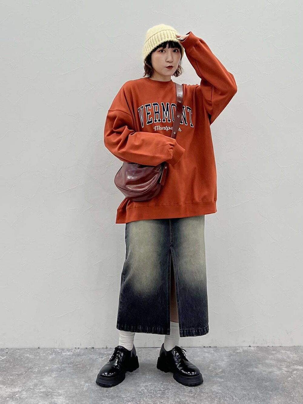 ブラック系のその他シューズ、オレンジ系のスウェット、ブラウン系のショルダーバッグを着用したレディースの夏コーディネートの1枚目の写真