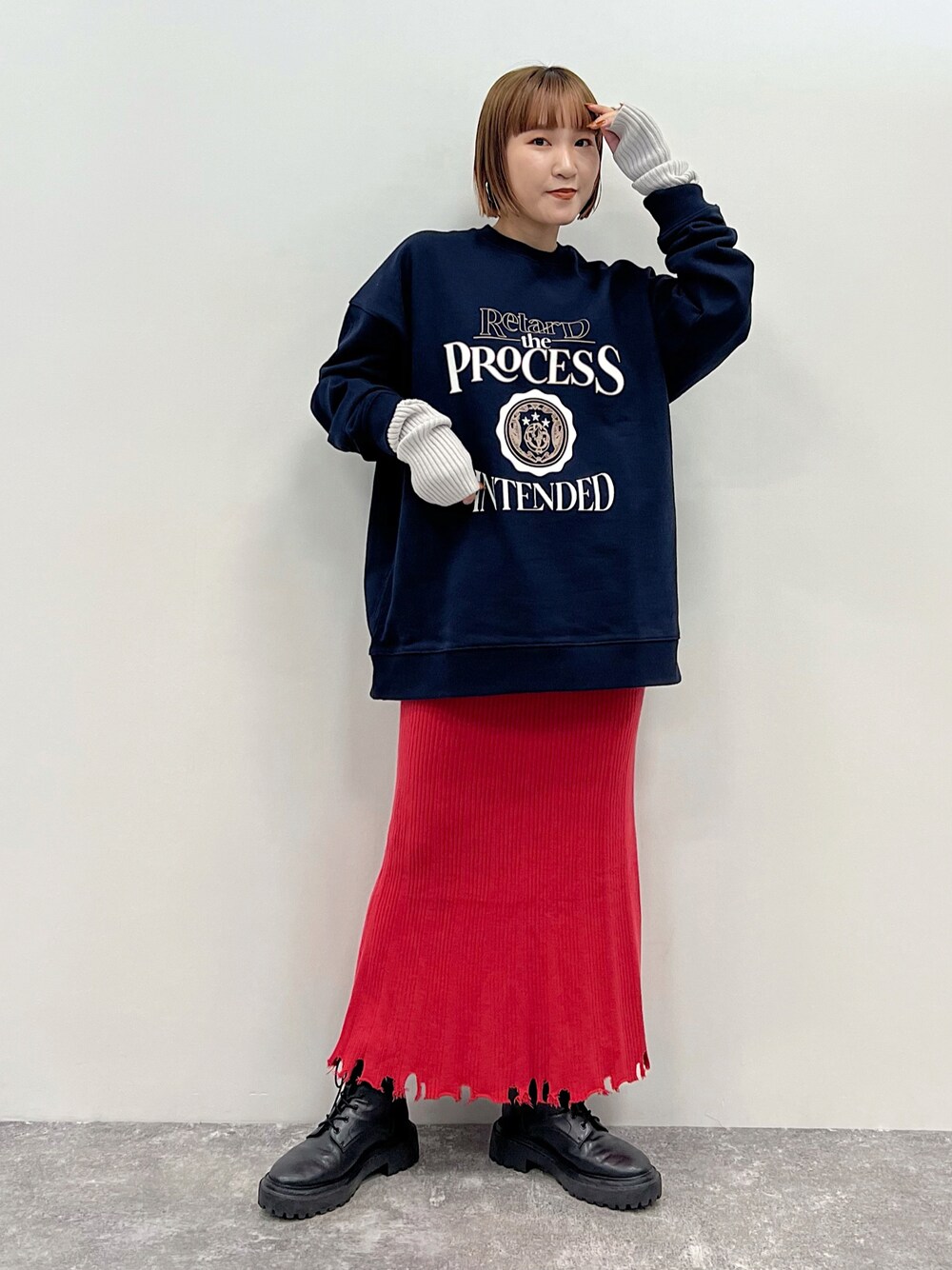「大人カジュアル、休日コーデ、大人かわいい、ラクチンコーデ、スウェット、スウェットコーデ、ロングスカート、シンプルスタイル、ピンク、アームウォーマー、プリント、らくちん、PAGEBOY、カジュアルコーデ、メンズライク」｜「PAGEBOYのダメージヘムニットスカート（スカート、レッド系）」を使った、Naoさん（レディース・159cm）の冬コーディネートの1枚目の写真