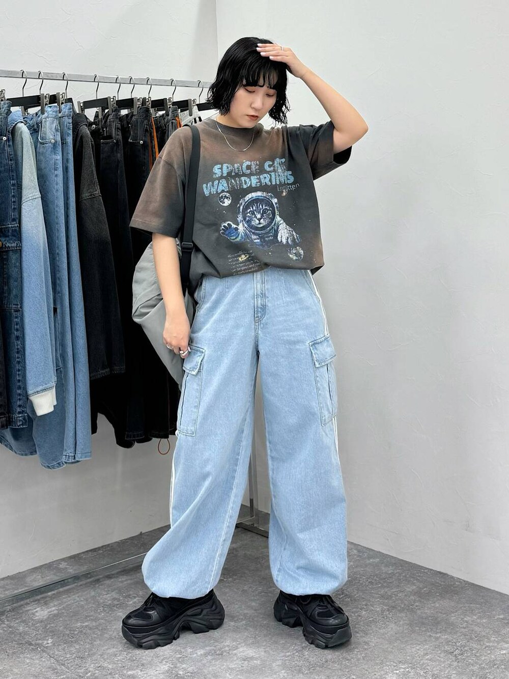 グレー系のバックパック/リュック、ブルー系のデニムパンツ、ブラック系のスニーカーを着用したレディースの春コーディネートの1枚目の写真