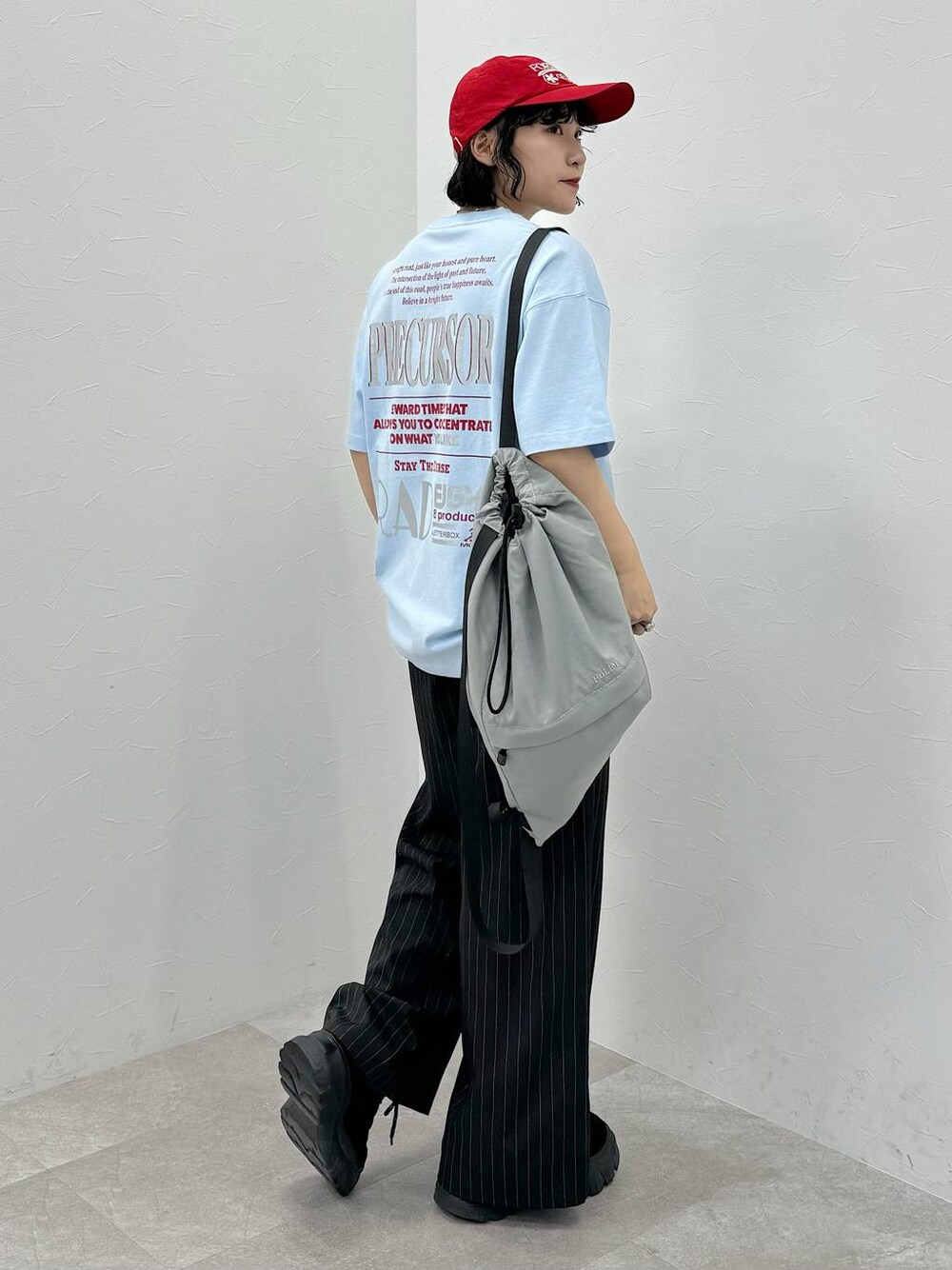 「カジュアル、メンズライク、ストリート、楽ちんコーデ、夏コーデ、ラフ、骨格ストレート_PAGEBOY、クールカジュアル_PAGEBOY、PAGEBOY、PBLIM」｜「PAGEBOYのスタンダードスラックス（スラックス、ブラック系）」を使った、Naoさん（レディース・159cm）の春コーディネートの1枚目の写真