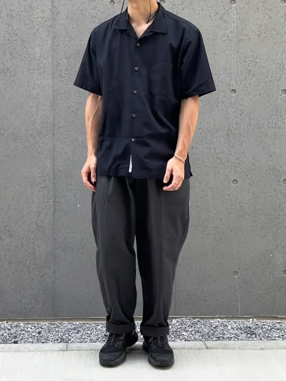 ブルー系のシャツ/ブラウス、グレー系のパンツ、ブラック系のスニーカーを着用したメンズの夏コーディネートの1枚目の写真