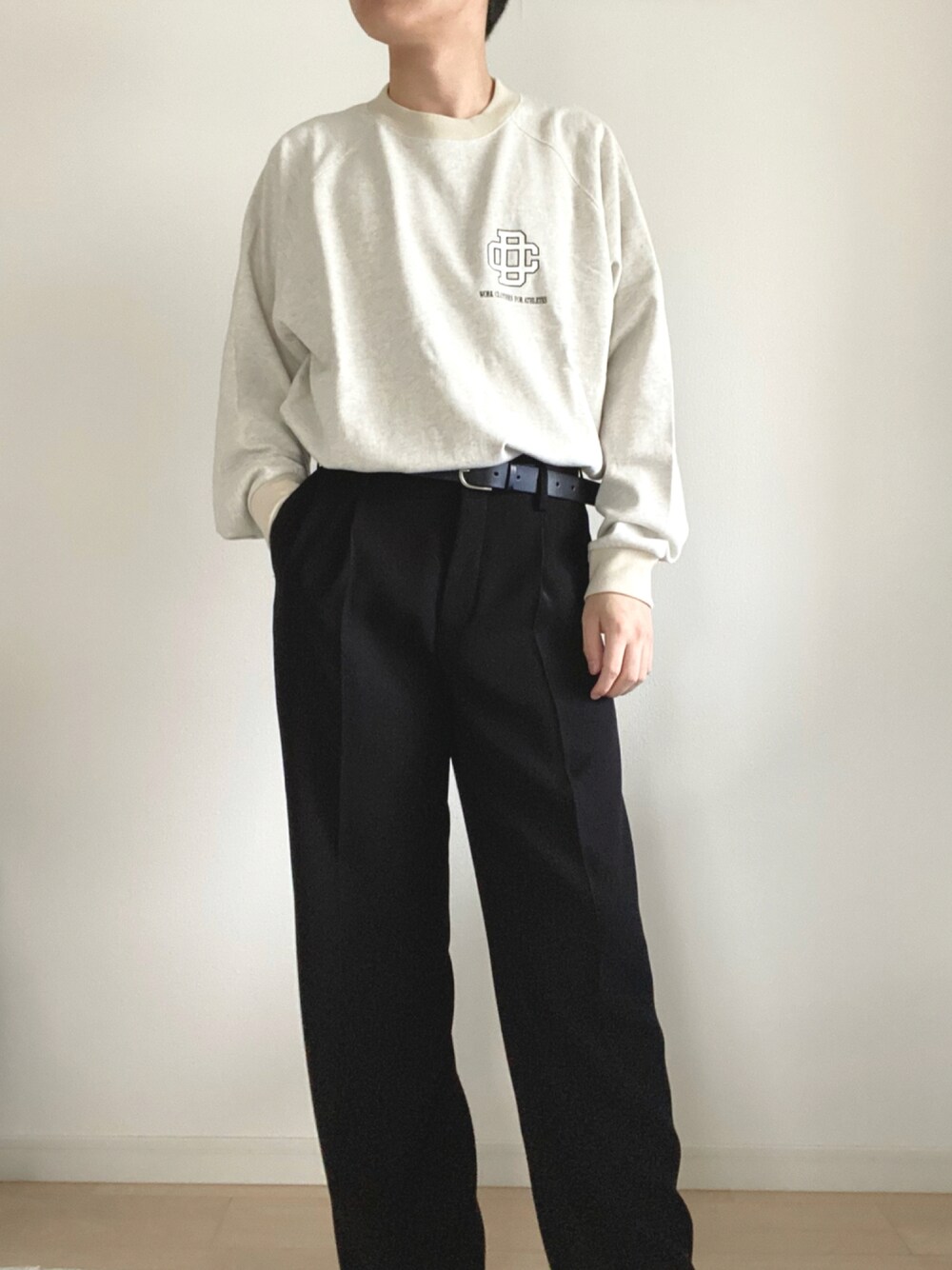 「スウェット、ビッグシルエット、ベージュ、トレーナー、ワイドパンツ、united arrows、プチプラ、休日コーデ、きれいめカジュアル、フレアパンツ、シンプルスタイル、くすみカラー、秋冬コーデ、UNITED TOKYO」｜「UNITED TOKYOのドレープワイドフレアパンツ（スラックス、ブラック系）」を使った、taka【相互】さん（メンズ・174cm）の秋コーディネートの1枚目の写真