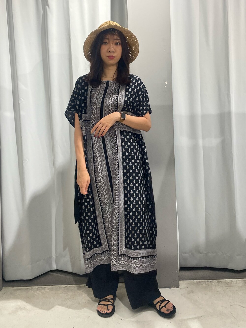 ブラック系のワンピース、ブラック系のその他パンツを着用したレディースの夏コーディネートの1枚目の写真