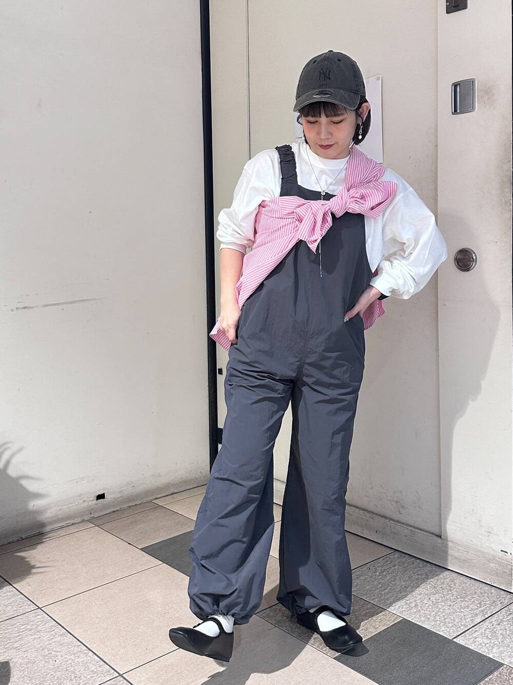 ホワイト系のTシャツ/カットソー、ブラック系のパンプス、ピンク系のシャツ/ブラウスを着用したレディースの春コーディネートの1枚目の写真