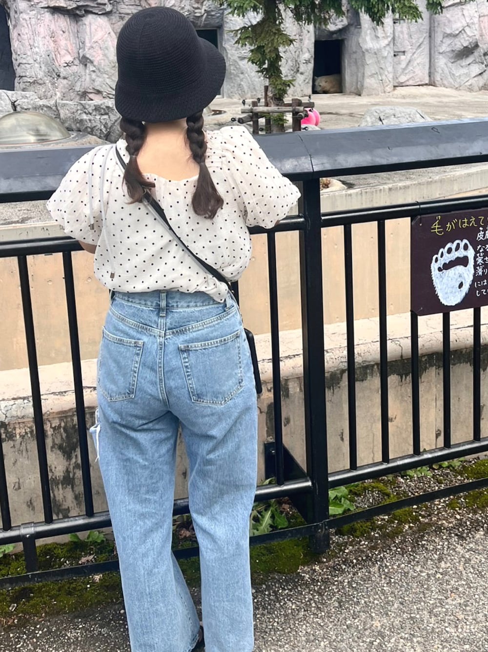 「ドット、バケットハット、ハット、みつあみ、夏コーデ、動物園コーデ、LAKOLE、グレイル、Discoat、デニム、ダメージデニムパンツ、プチプラ、157cm、いいね、save、フォローお願いします🤑」｜「LAKOLEの透かし柄ニットバケットハット / 903818（ハット、ブラック系）」を使った、ｙoｕさん（レディース・157cm）の秋コーディネートの1枚目の写真