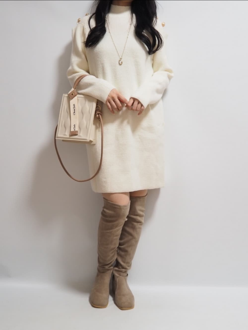 「新星WEARISTAにエントリー、お出かけコーデ、クリスマスに着たい服、ニットワンピース、デート、ホワイト、キレイめ」｜「SHEINのアイテム（ブーツ、ブラウン系）」を使った、yuyu/ゆゆ/159cm骨格ウェーブさん（レディース・159cm）の冬コーディネートの1枚目の写真