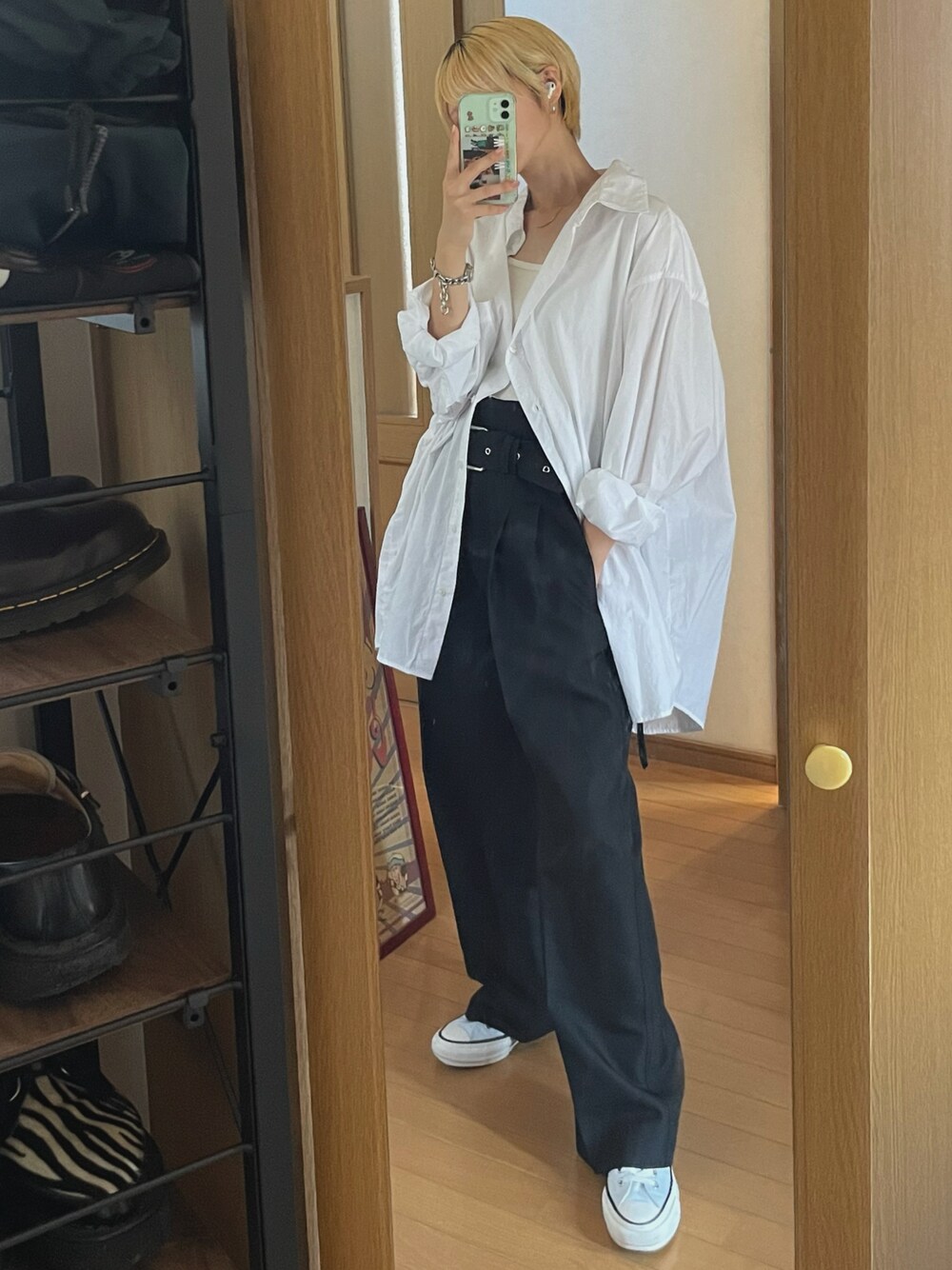 「白シャツ、ハイウエスト、コンバースアディクト」｜「CONVERSE ADDICTのアイテム（スニーカー、ブルー系）」を使った、はむちゃんさん（レディース・158cm）の秋コーディネートの1枚目の写真