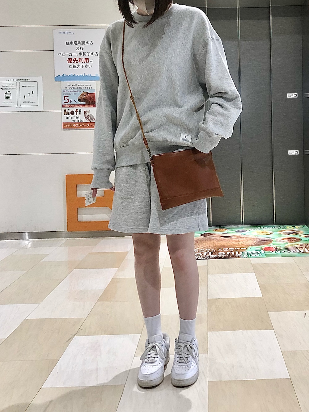 「今日のコーデ、おしゃれさんと繋がりたい、秋服、スニーカー、休日スタイル、秋冬コーデ、カジュアル、スウェット、ショルダーバッグ、NIKE、秋服準備はじめました、ナチュラル、ロンT、セットアップ、ハーフパンツ」｜「JOURNAL STANDARD relumeの【relume SPORTS WEAR】3XLオーバーサイズ ヘビーウェイトスウェット（スウェット、グレー系）」を使った、amiさん（レディース・164cm）の秋コーディネートの1枚目の写真