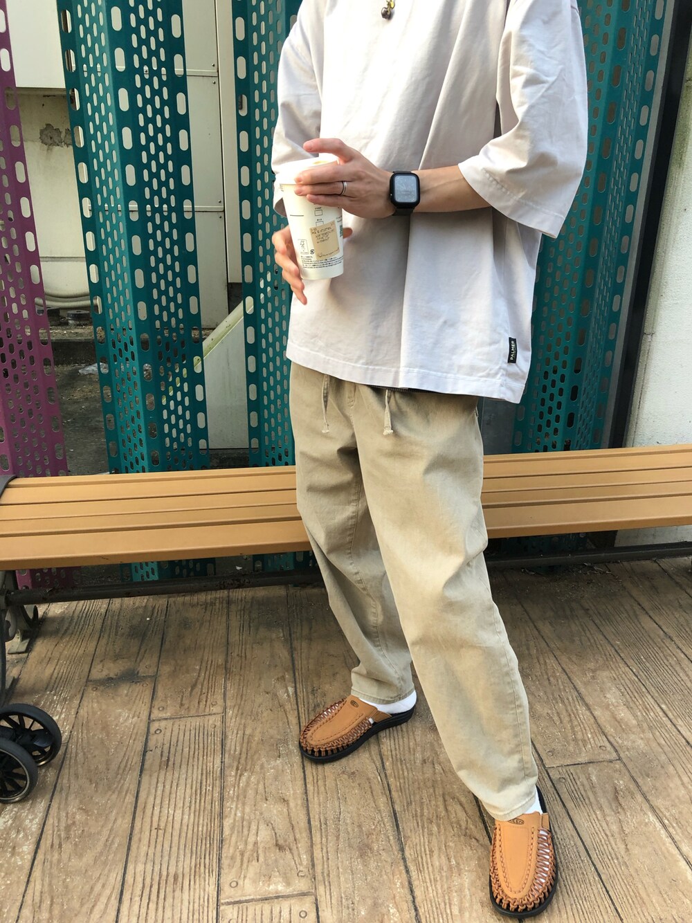 「ラブアンドピース2021、カジュアルコーデ、ゆるコーデ、シンプルコーデ、秋コーデ、プチプラコーデ、パンツスタイル、リラックススタイル、秋カラー、アウトレット、フリークスストア、Tシャツ、ストリート、ベージュ、ベージュコーデ」｜「FREAK'S STOREの【ユニセックスでオススメ！全11色！】シェフパンツ / イージーパンツ / バギーパンツ / ペイズリー / デニム / レオパード / type1（その他パンツ、ベージュ系）」を使った、amiさん（レディース・164cm）の秋コーディネートの1枚目の写真