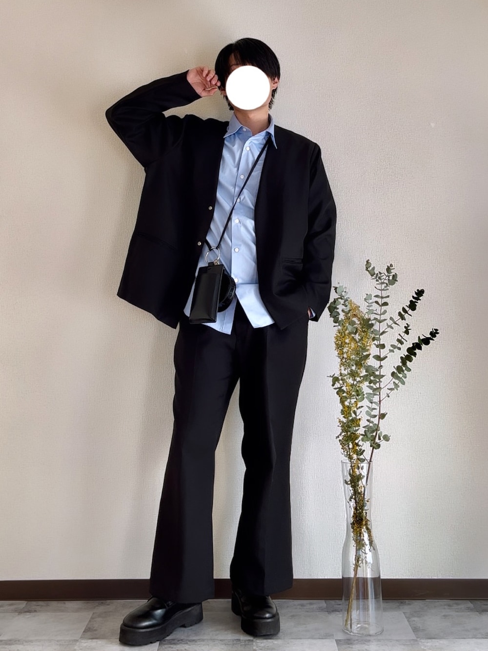 ブラック系のドレスシューズ、ブラック系のその他パンツ、ブラック系のバッグを着用したメンズの冬コーディネートの1枚目の写真