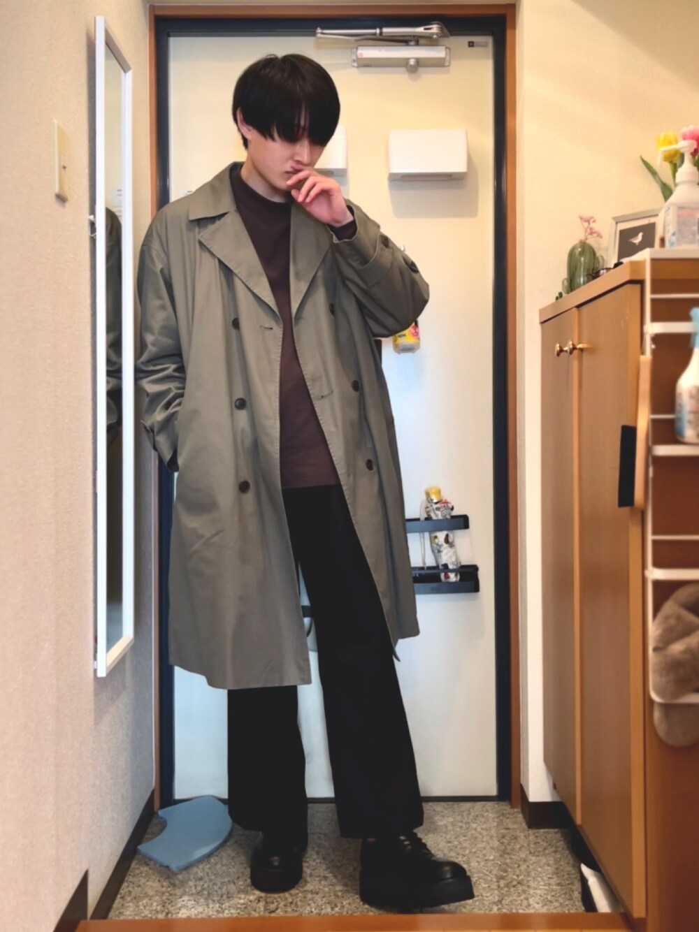 「休日スタイル、お洒落さんとつながりたい、きれいめカジュアル、冬コーデ、トレンチコート、UNIQLO、GU、無印良品、プチプラ、フレアパンツ、大人コーデ、モックネックプルオーバー、厚底シューズ、キレイめ」｜「GUのアイテム（その他パンツ、ブラック系）」を使った、ともさん（メンズ・173cm）の冬コーディネートの1枚目の写真