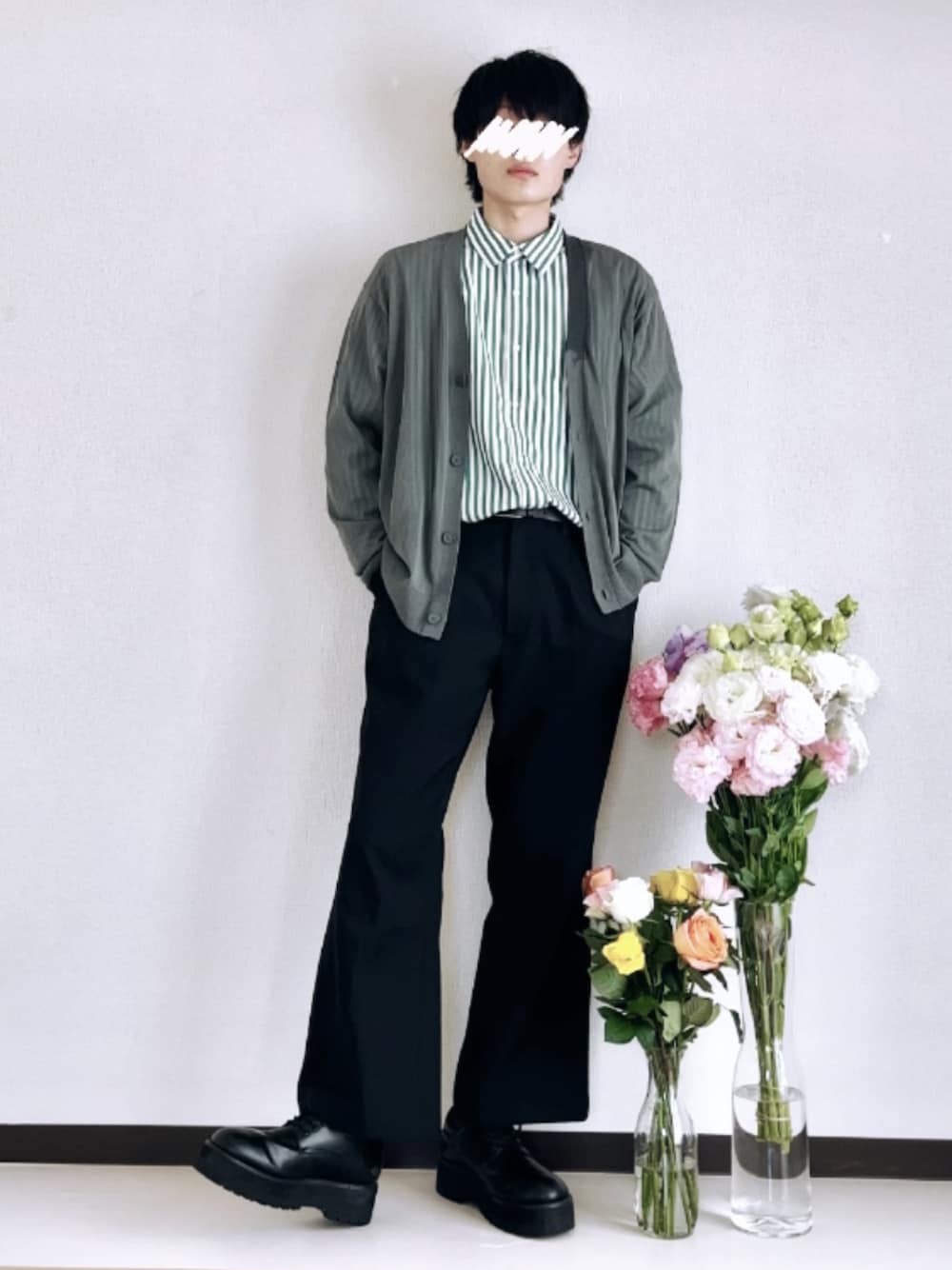「いまどきジャケット写真、大人カジュアル、GU、LOOSE、カーディガン、ストライプシャツ、フレアパンツ、ドレスシューズ、春夏コーデ、シンプルスタイル、シンプル、おしゃれさんと繋がりたい、休日スタイル、プチプラコーデ、プチプラ」｜「GUのシアーニットカーディガン　L ダークグリーン（ニット/セーター、グリーン系）」を使った、ともさん（メンズ・173cm）の春コーディネートの1枚目の写真