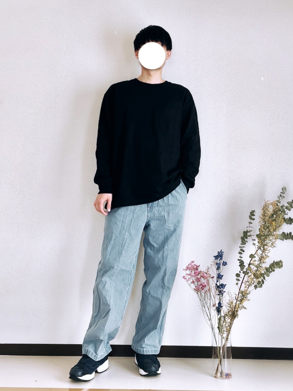 ブルー系のスニーカー、ブルー系のデニムパンツ、ブラック系のTシャツ/カットソーを着用したメンズの春コーディネートの1枚目の写真