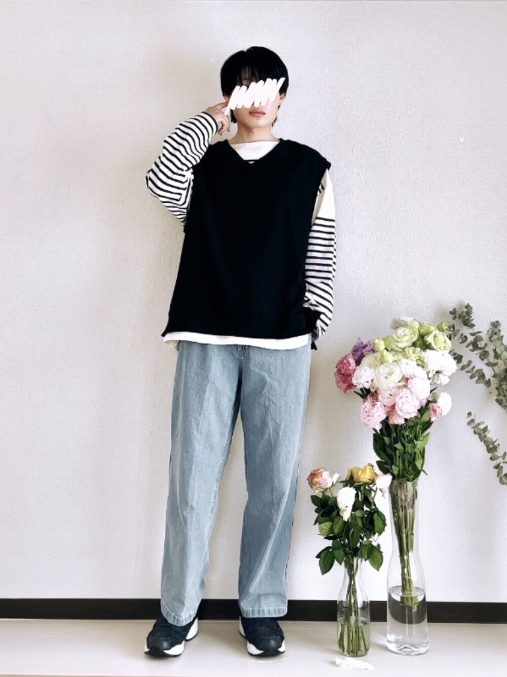 ブルー系のスニーカー、ブルー系のデニムパンツ、ホワイト系のTシャツ/カットソーを着用したメンズの春コーディネートの1枚目の写真