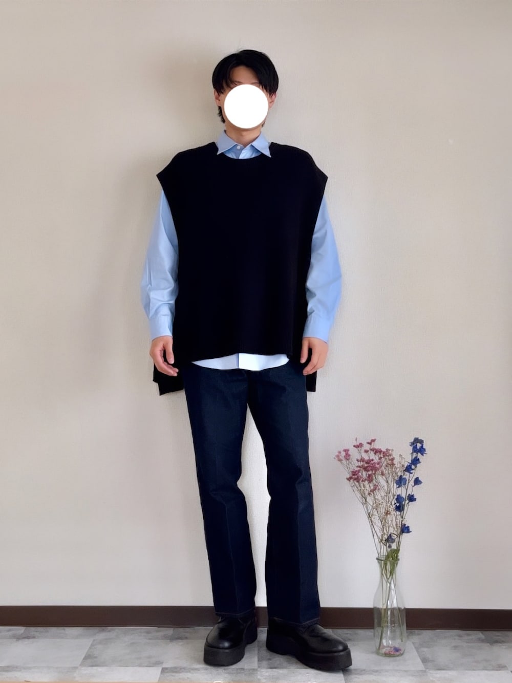 ブラック系のドレスシューズ、ブルー系のデニムパンツ、ブルー系のシャツ/ブラウスを着用したメンズの春コーディネートの1枚目の写真