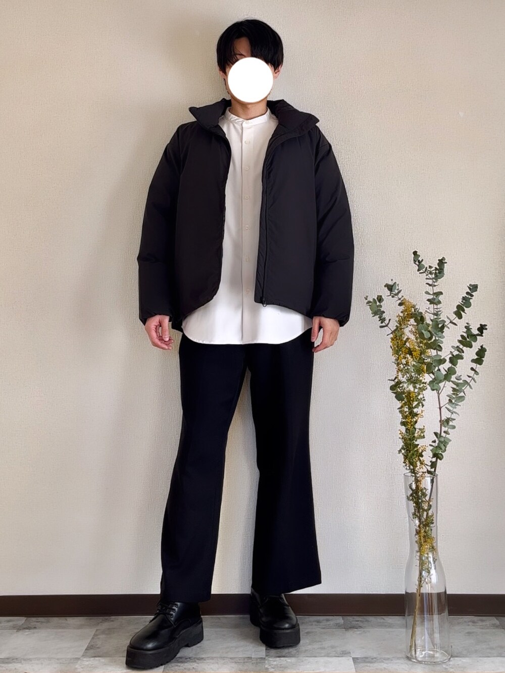 ブラック系のドレスシューズ、ブラック系のその他パンツ、ホワイト系のシャツ/ブラウスを着用したメンズの春コーディネートの1枚目の写真