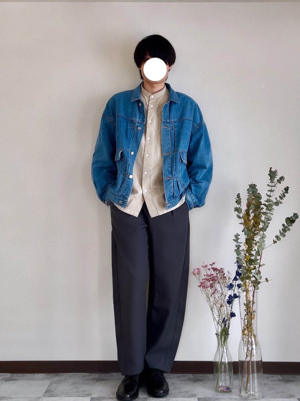ブラック系のドレスシューズ、グレー系のパンツ、ベージュ系のシャツ/ブラウスを着用したメンズの春コーディネートの1枚目の写真