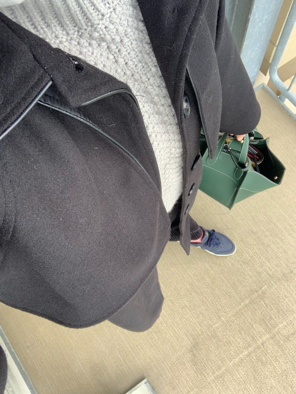 「ぽっちゃり、コーデ記録、黒×グレー、差し色(緑)、ぽっちゃり女子、ラクチンコーデ、ぽっちゃりコーデ、スニーカーコーデ、好きなものを着る、着たいものを着る、おしゃれになりたい、おしゃれさんと繋がりたい、スニーカー好きと繋がりたい、ぽっちゃりでもおしゃれしたい！」｜「AMERICAN HOLICのポコポコニットハイネックプルオーバー　＊（ニット/セーター、グレー系）」を使った、erer6さん（レディース・159cm）の冬コーディネートの1枚目の写真