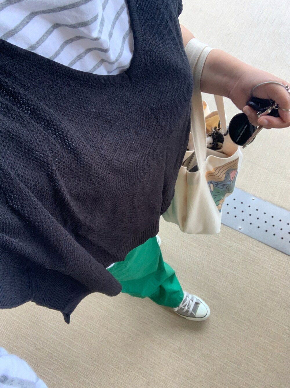 「スニーカーコーデ、おしゃれになりたい、ぽっちゃり、ラクチンコーデ、ぽっちゃりコーデ、着たいものを着る、おしゃれさんと繋がりたい、好きなものを着る、コーデ記録、ぽっちゃりでもおしゃれしたい！、スニーカー好きと繋がりたい」｜「coenの【2セットアイテム】麻ライククロップドベスト×Tシャツセット（Tシャツ/カットソー、ブラック系）」を使った、erer6さん（レディース・159cm）の秋コーディネートの1枚目の写真