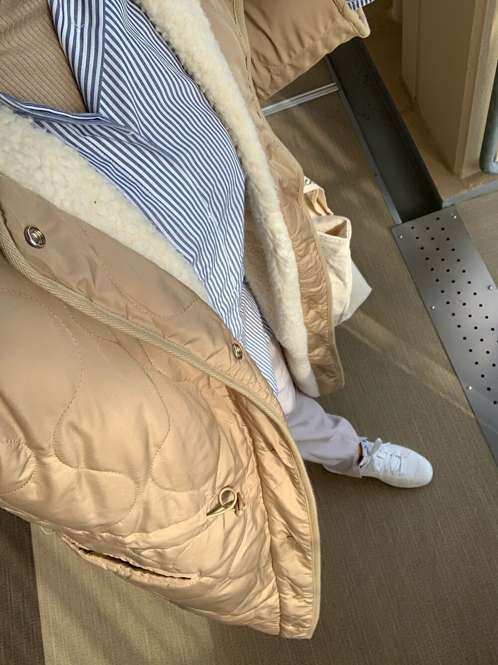 「ぽっちゃり、コーデ記録、ぽっちゃり女子、スニーカー女子、ラクチンコーデ、ぽっちゃりコーデ、スニーカーコーデ、好きなものを着る、着たいものを着る、おしゃれになりたい、おしゃれさんと繋がりたい、スニーカー好きと繋がりたい、ぽっちゃりでもおしゃれしたい！」｜「AMERICAN HOLICのスタンドカラー比翼シャツチュニック　＊●（シャツ/ブラウス、その他）」を使った、erer6さん（レディース・159cm）の冬コーディネートの1枚目の写真