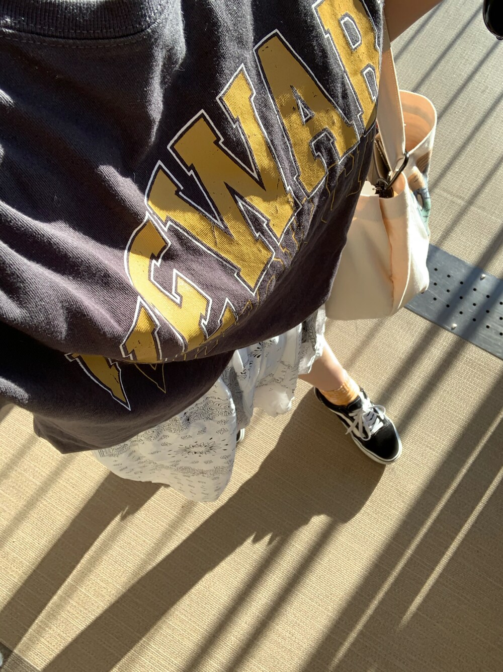 「ぽっちゃり、コーデ記録、スニーカー女子、ラクチンコーデ、ぽっちゃりコーデ、スニーカーコーデ、好きなものを着る、着たいものを着る、おしゃれになりたい、おしゃれさんと繋がりたい、スニーカー好きと繋がりたい、ぽっちゃりでもおしゃれしたい！」｜「niko and...のコットンアソートカーブロゴTシャツ【niko and ...】（Tシャツ/カットソー、グレー系）」を使った、erer6さん（レディース・159cm）の秋コーディネートの1枚目の写真