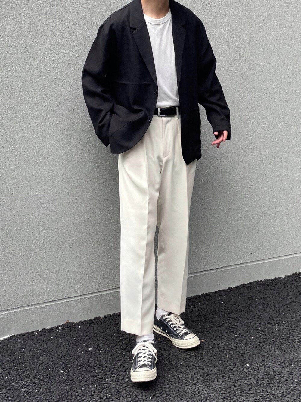 ホワイト系のTシャツ/カットソー、ブラック系のジャケット/アウター、ホワイト系のスラックスを着用したメンズの秋コーディネートの1枚目の写真