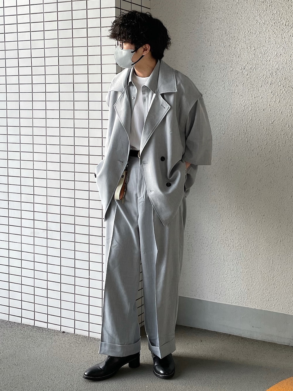 グレー系のベスト、グレー系のシャツ/ブラウス、グレー系のパンツを着用したメンズの春コーディネートの1枚目の写真