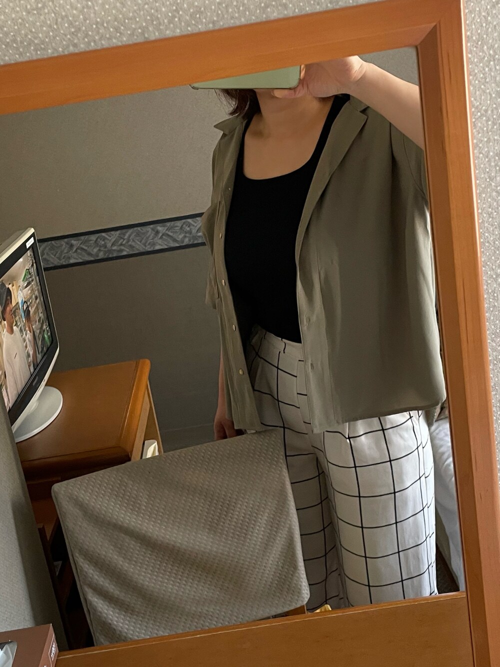 「カジュアルコーデ、ワイドパンツ、カーキ、アンディコール、un dix cors、グローバルワーク(GLOBAL WORK)、ユニクロ」｜「un dix corsのヴィンテージクロス開襟シャツ（シャツ/ブラウス、グリーン系）」を使った、utaseさん（レディース・157cm）の秋コーディネートの1枚目の写真